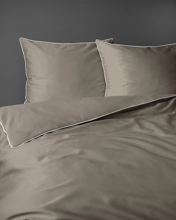 Luskusowa Pościel Jednokolorowa Z Lamówką Makosatyna 180x200 cm. Taupe Luskusowa Pościel Jednokolorowa Z Lamówką Makosatyna 180x200 cm. Taupe